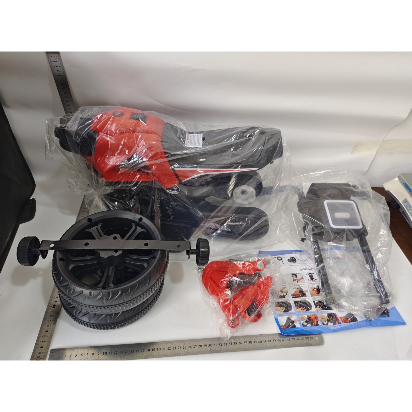 Motocicleta Electrica cu 2 Roti Mari si 2 Roti Ajutatoare, Smart, Acumulator Incarcare, Anti-Rasturnare, Lumini, Muzica, Motor:380, Baterie 6V4.5, 41.5x70x34 cm, 4.5 Kg, 3 Ani+, Rosu Negru