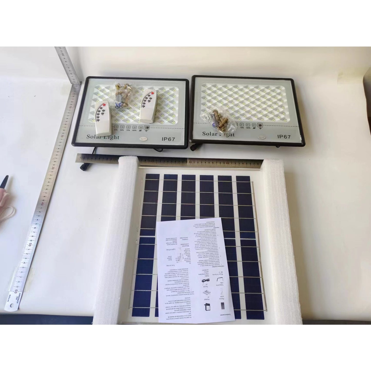 Set 2 proiectoare LED cu Panou Solar Smart, Senzor de miscare, Telecomanda, Waterproof, 200 LED-uri incorporate, 65W, 24x18 cm, IP67, Design Modern, Negru