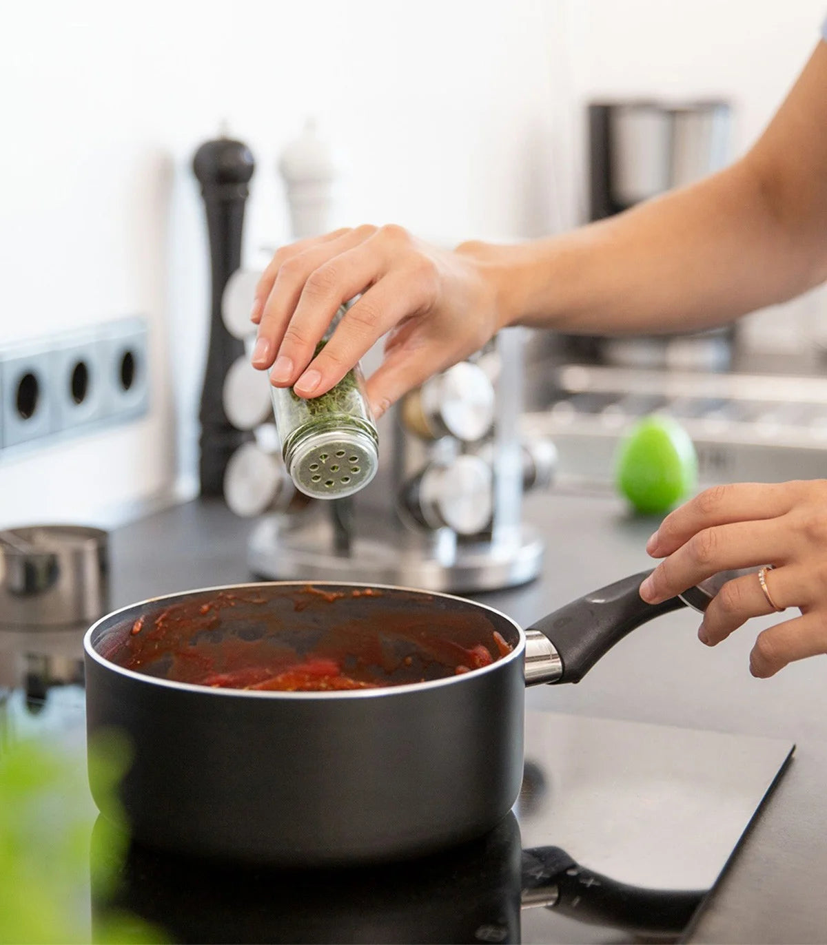 Set recipiente Condimente, 12 piese, suport rotativ din inox ideal in bucatarie